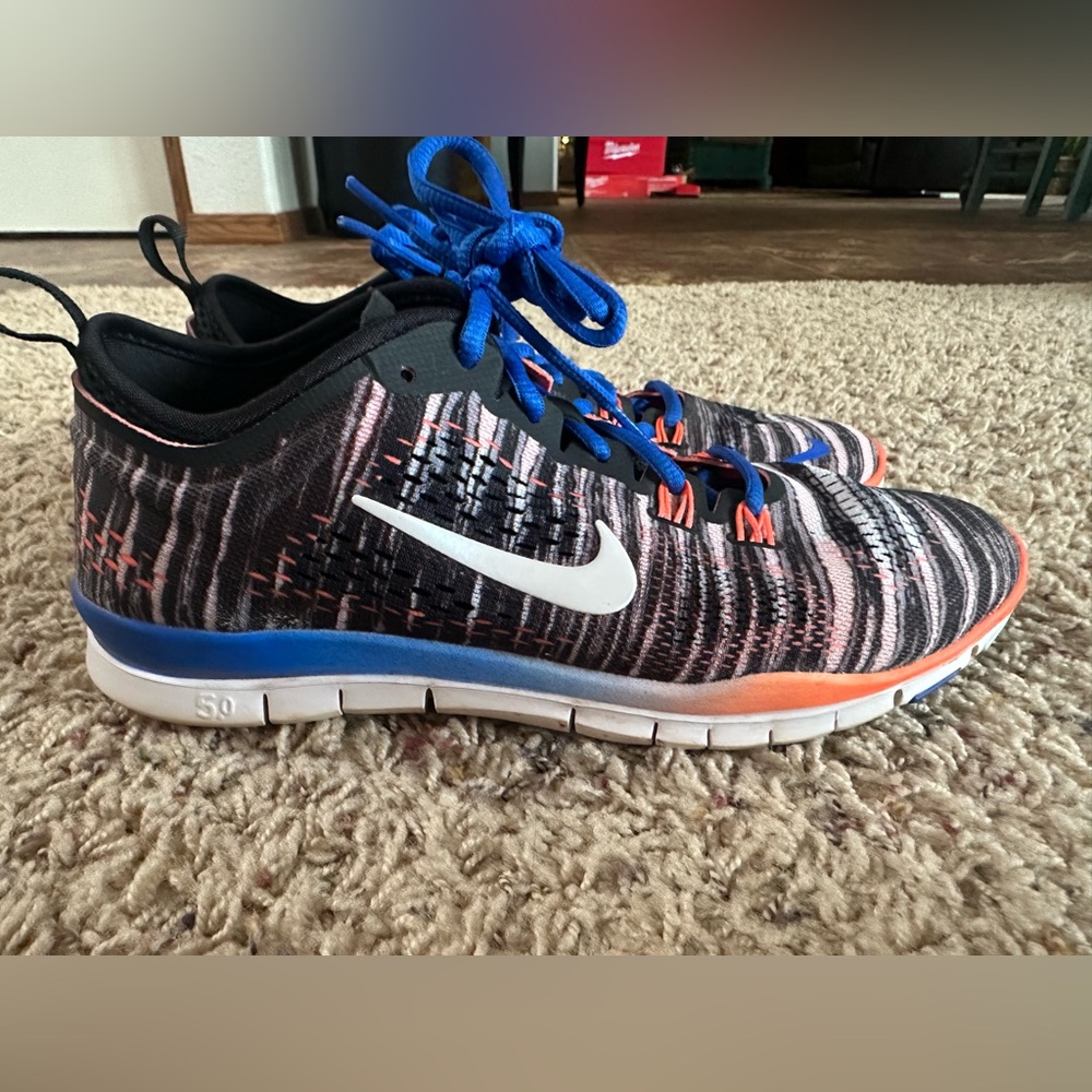 Women’s Nike tennis shoes!
